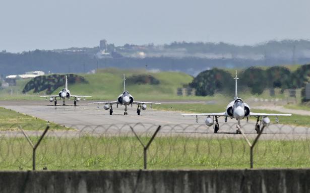 Chinese fighter jets and bombers seen in Taiwan Strait - Asiana Times