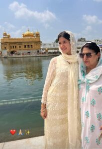 Shanaya Kapoor And Her Grandmother Visit the Golden Temple On The Occasion Of Guru Purab - Asiana Times