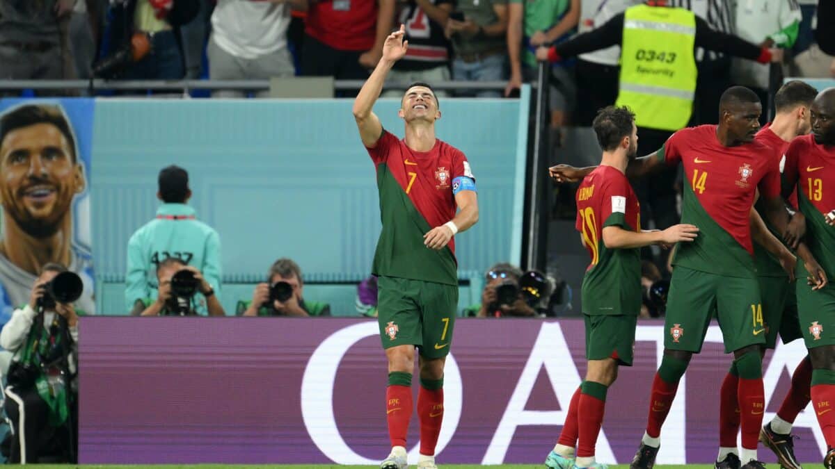 Cristiano Ronaldo becomes the first male player to score in five consecutive world cups.