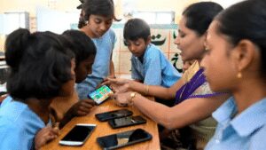 Maharashtra ban mobiles in school: Is the decision correct? - Asiana Times