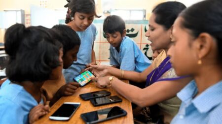 Maharashtra ban mobiles in school: Is the decision correct? - Asiana Times