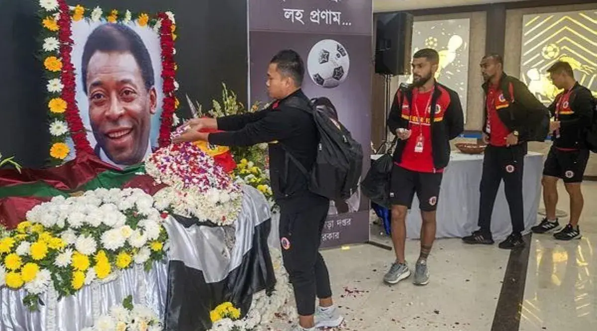 Players in India honor Pele