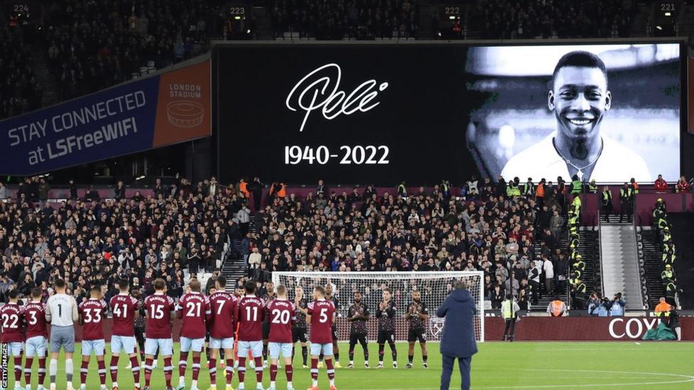 Premier League Players honor Pele at the London Stadium
