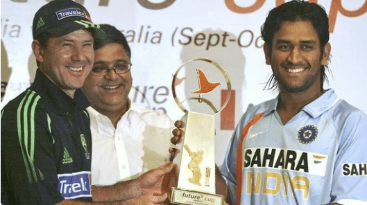 Ricky Ponting & MS Dhoni holding trophy