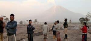 Regarding the eruption of Mount Semeru, thousands of people in Java, Indonesia, are on high alert. - Asiana Times