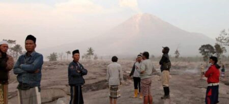 Regarding the eruption of Mount Semeru, thousands of people in Java, Indonesia, are on high alert. - Asiana Times