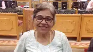 Veena Kapoor wears a white kurti