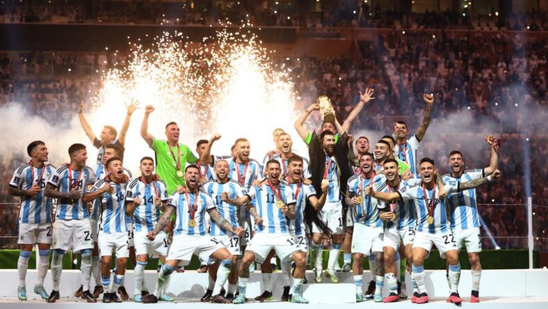 Messi and the Argentina team with the World Cup