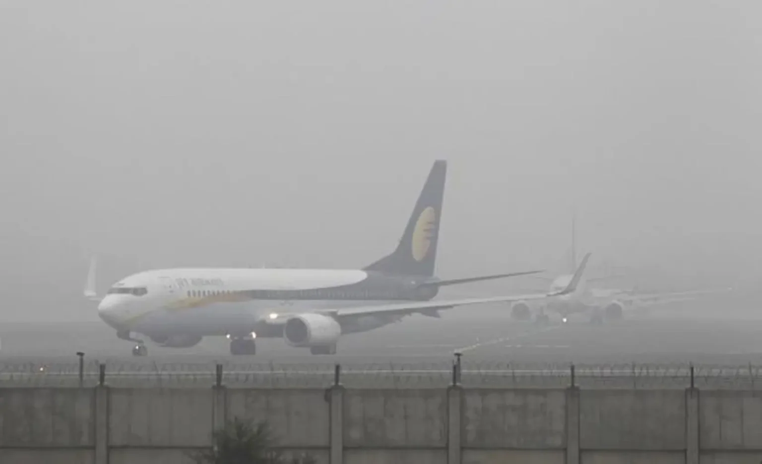 aeroplane in delhi airport blurred vision due to thick fog