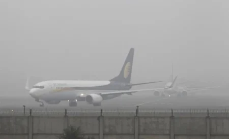 aeroplane in delhi airport blurred vision due to thick fog