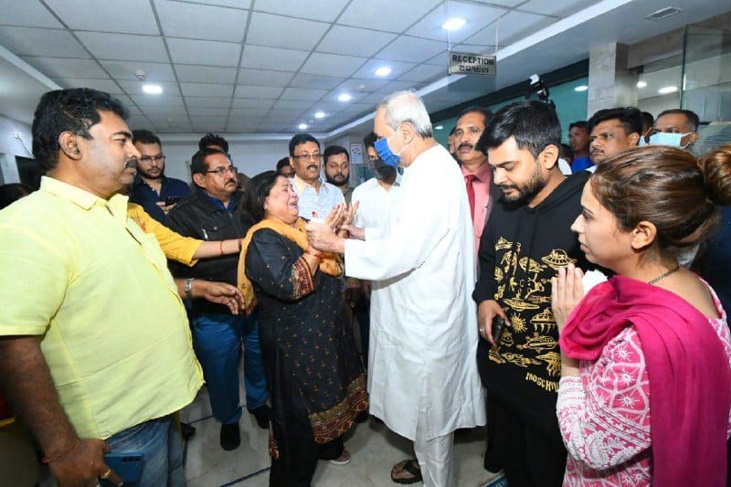 On the untimely demise of State Health and Family Welfare Minister Naba Kishore Das, Chief Minister Shri Naveen Patnaik expressed condolences and met the family members. Image Source: CMO.Odisha/facebook