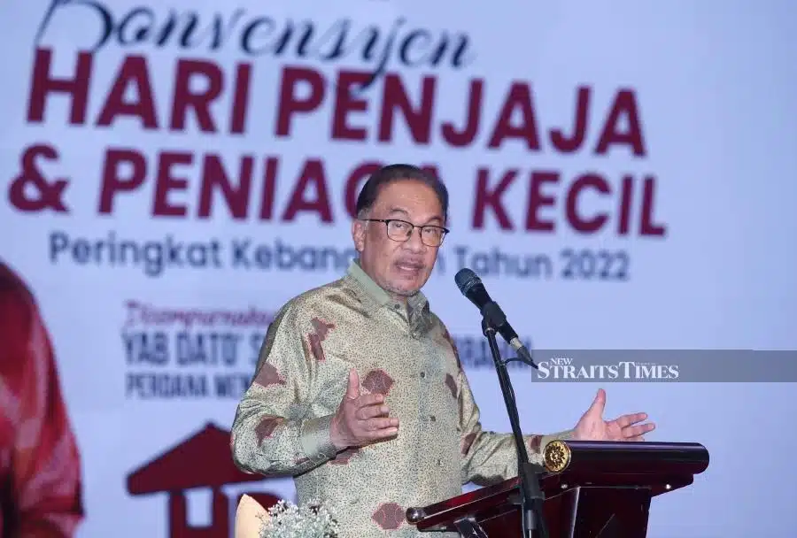 Anwar Ibrahim giving a speech on international relations towards Indonesia
