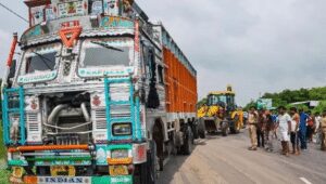 <strong>Bus Collision on Lucknow-Agra Expressway amid Dense Fog</strong> - Asiana Times