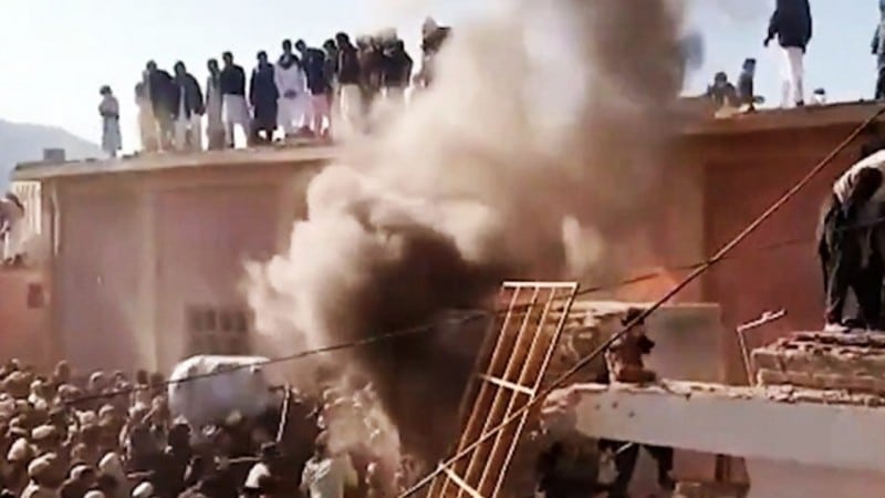 Pakistan demolishing hindu temple
