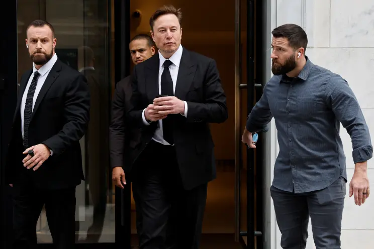 Musk and Biden’s Aides Meet to Discuss EVs