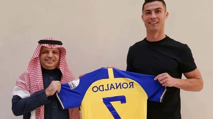 Christiano Ronaldo with the jersey of Al Nazar