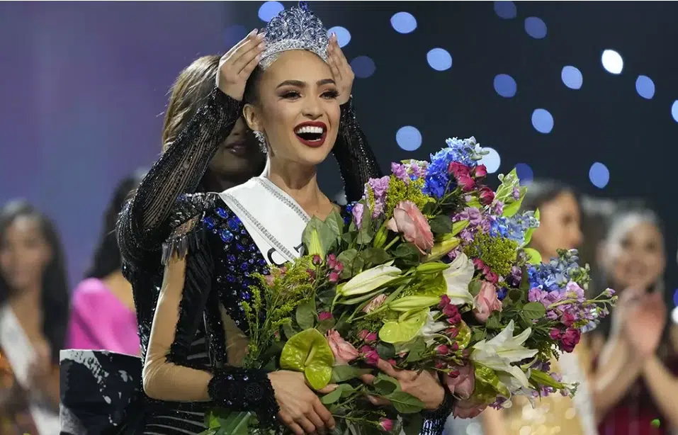 R Bonnie Gabriel Crowned as Miss Universe 