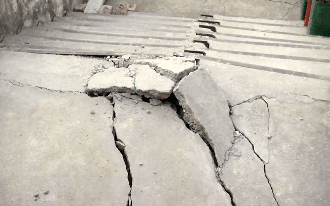 After Joshimath, 50 houses in Karnprayag's Bahuguna Nagar developed cracks, and many small landslides occurred there.