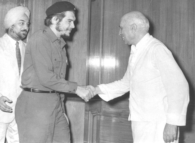 Che Guevara (L) meeting Jawaharlal Nehru 