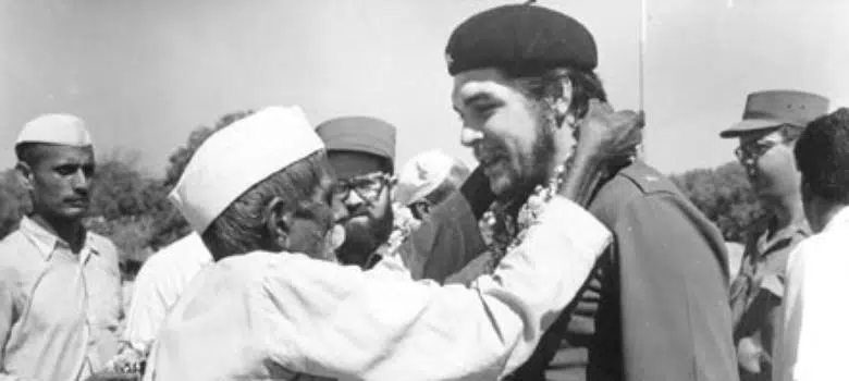 Che being felicitated during his visit to India