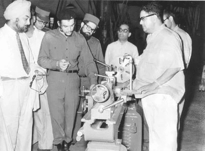 Che Guevara visiting a factory in India