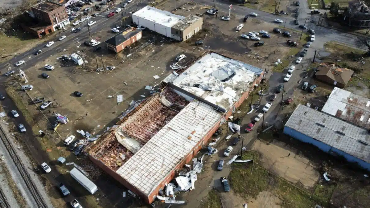 Damages and dead people were the result of the storms in Alabama