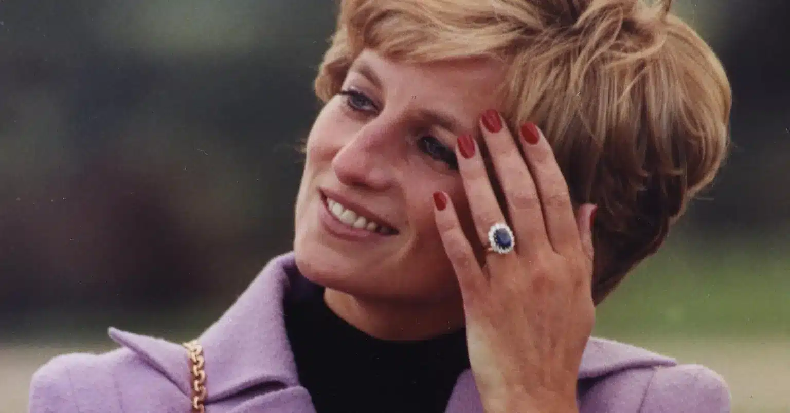 Princess Diana wearing her oval sapphire engagement ring 