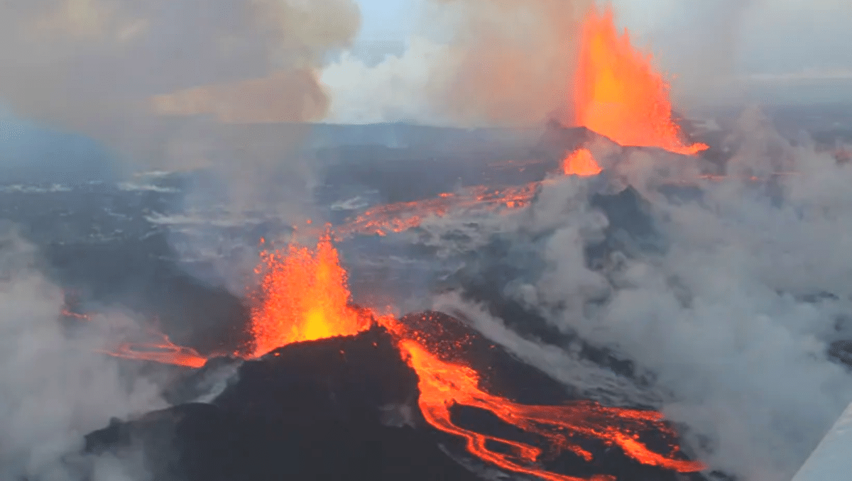 Lava erupts from a fissure in Iceland’s Holuhraun lava field on 4 September 2014. New research shows that the eruption released about 1130 kilograms of sulfur dioxide per second—the highest rate ever recorded for a basaltic fissure eruption