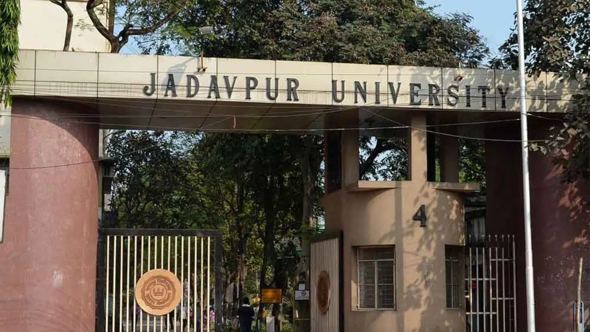 Jadavpur university show BBC documentary ; Hyderabad screens "Kashmir Files."