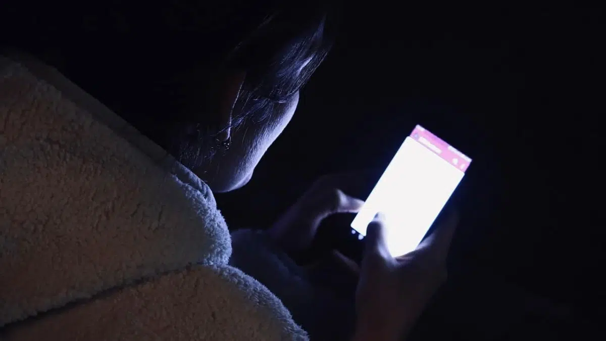 Smartphone vision syndrome: woman loses eyesight after using her smartphone in dark