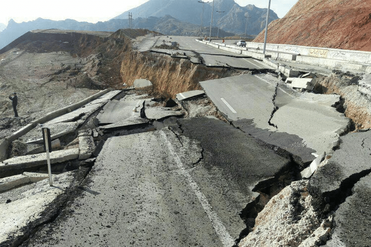 roads cracked in joshimath