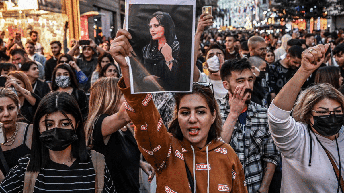 Hundreds of Girls being Poisoned to stop from attending school in Iran city