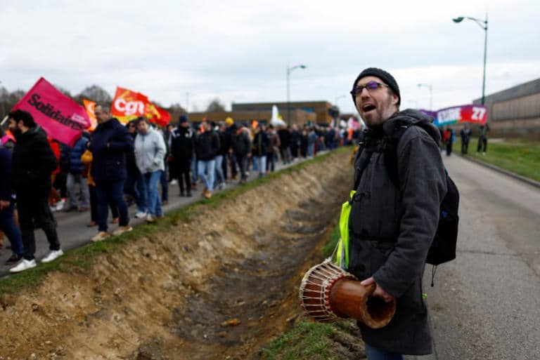 Protests against pensions in France: strikers obstruct fuel supplies - Asiana Times
