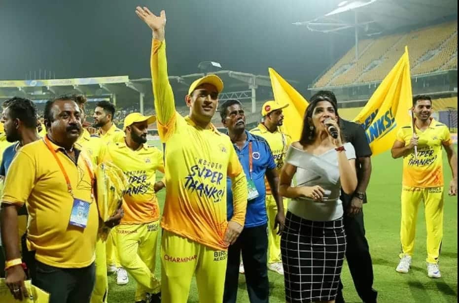 MS Dhoni sending love to the yellow army during IPL 2022