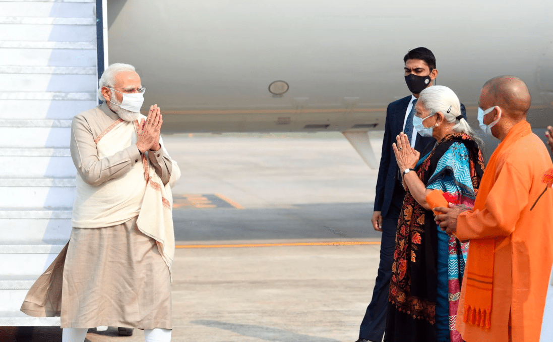 PM Modi with Varanasi officials