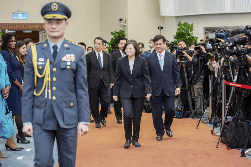 Taiwan President Starts Sensitive U.S. Stopover 