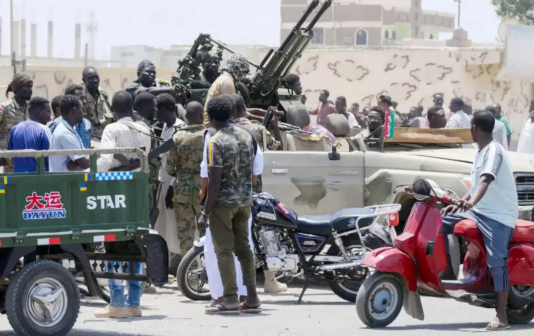 Sudan army soldiers fighting a rival paramilitary group RSF