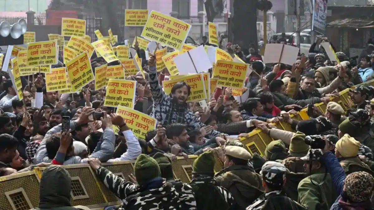 AAP's protest for Sisodia outside BJP Headquarters turns tense - Asiana Times