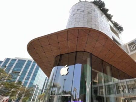 Cook Visits India for Apple's First Retail Store.  - Asiana Times