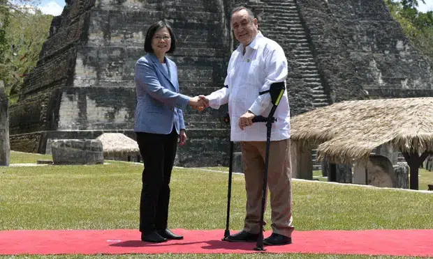 The presidents of Taiwan and Guatemala shook hands on April 2 in front of the stone pyramid El Gran Jaguar in Guatemala