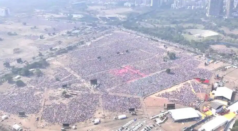 Thousands of people attend the ceremony, suffering from heat-related ailments