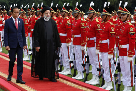 Iranian President Ebrahim Raisi (Right) and Indonesian President Joko Widodo (left) received by the Honour Guards