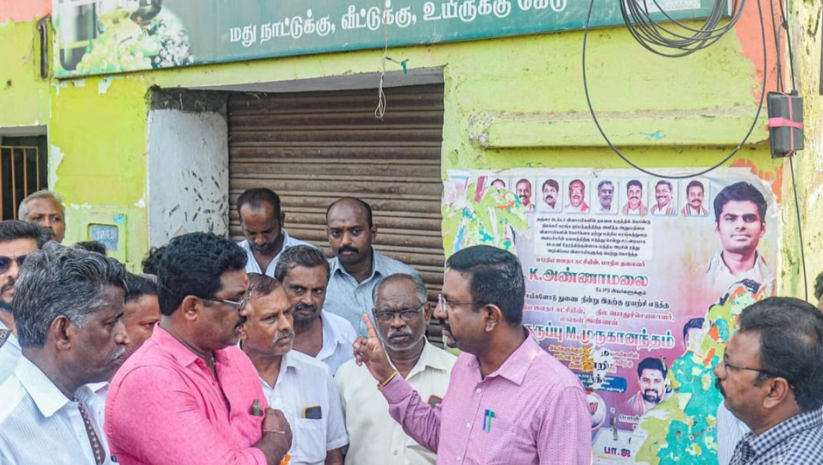 Thanjavur Collector inspects the liquor outlet on South East Rampart Road on Sunday.