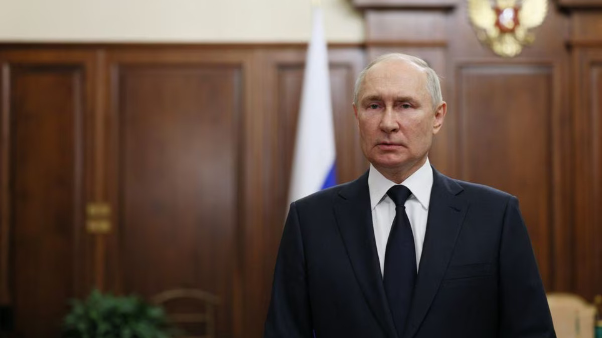 Putin pays tribute to Russian pilots killed fighting mutineers