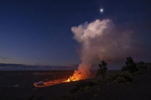 Kilauea: begins erupting after a 3-month pause