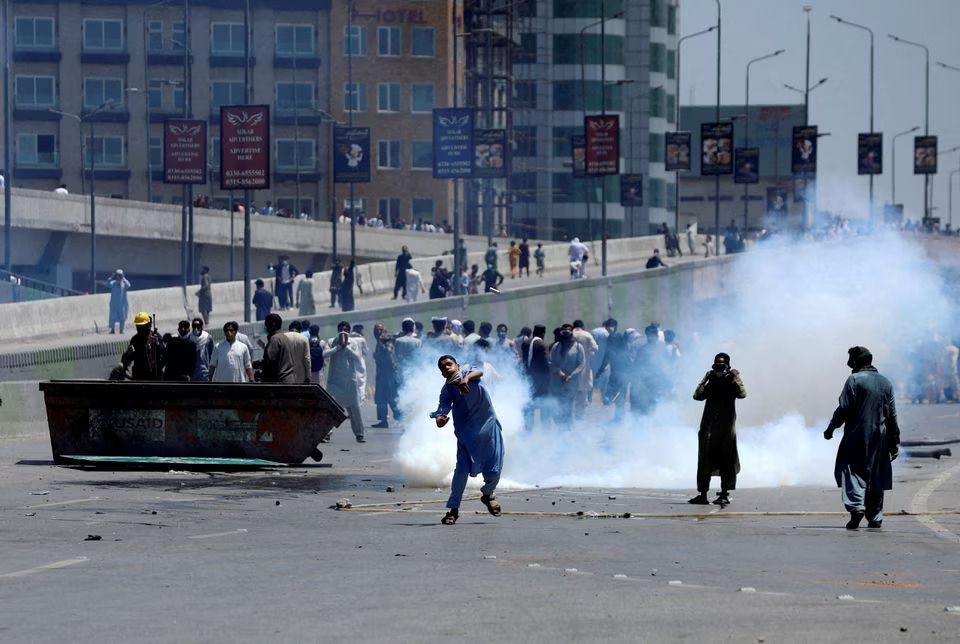 Pakistani Citizens Stone-Pelting Police after Former Pm Imran Khan’s Arrest. Pic: Reuters.