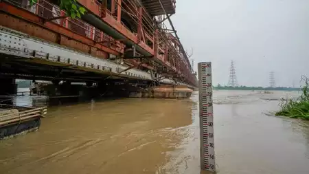 Yamuna re-breaks evacuation trail, fears of flooding in Delhi: top update - Asiana Times