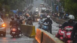 Traffic on Mumbai Roads amid heavy rains due to red alert