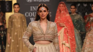 Aditi Rao Hydari turn heads showcasing ‘royal’ look - Asiana Times