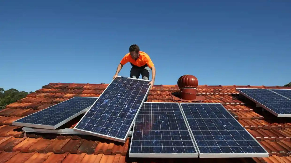 Australia nearing record amount of solar panel uptake to beat rising power prices, analysts say
